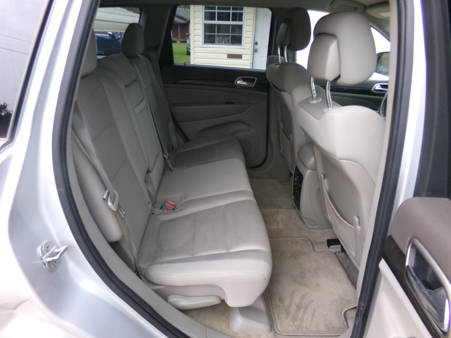 2011 Gray /Gray Jeep Grand Cherokee Laredo 2WD (1J4RS4GG4BC) with an 3.6L V6 DOHC 24V engine, 5-Speed Automatic transmission, located at 401 First NE, Bearden, AR, 71720, (870) 687-3414, 33.726528, -92.611519 - Photo#14